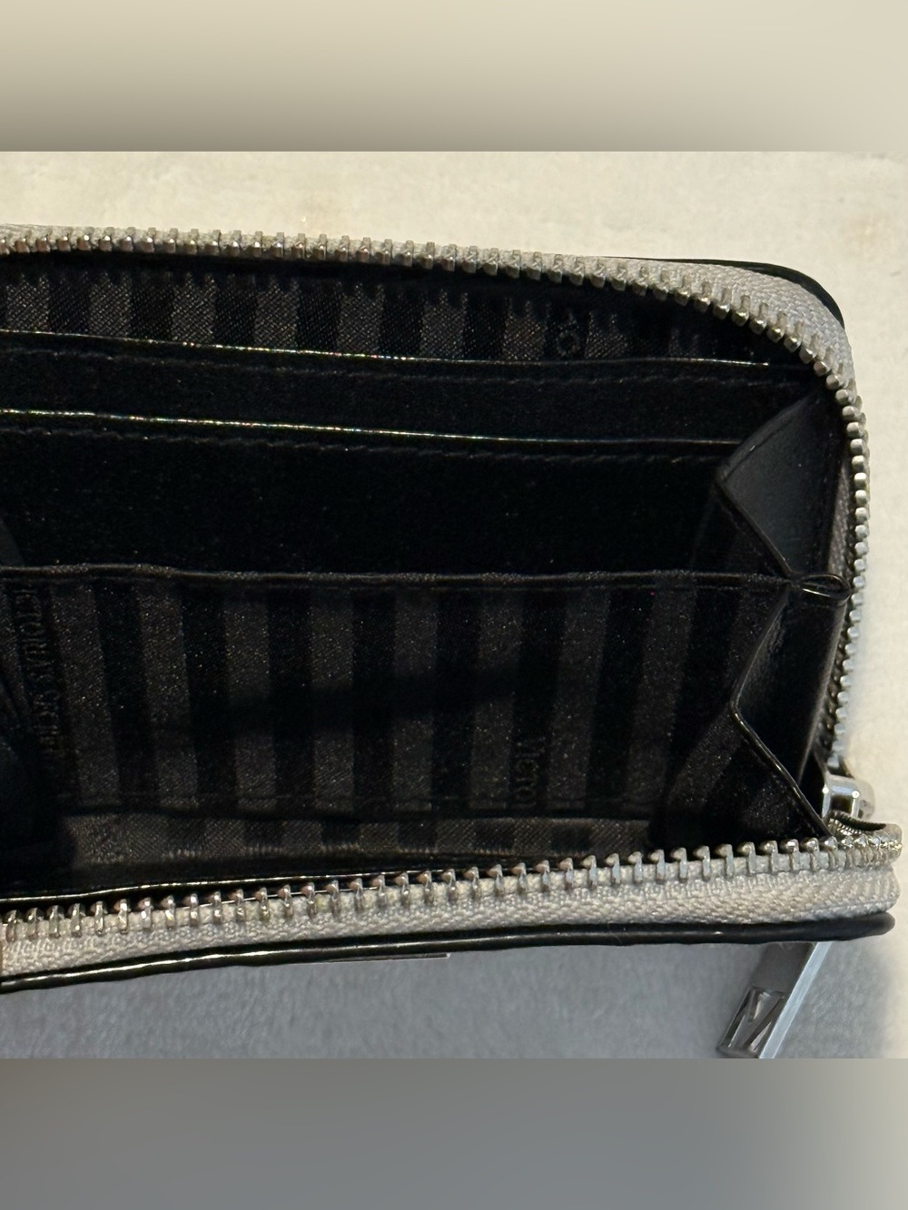 Victoria Secret Silver Metallic Snakeskin Embossed Zip Around Coin & Card Wallet - Picture 3 of 6